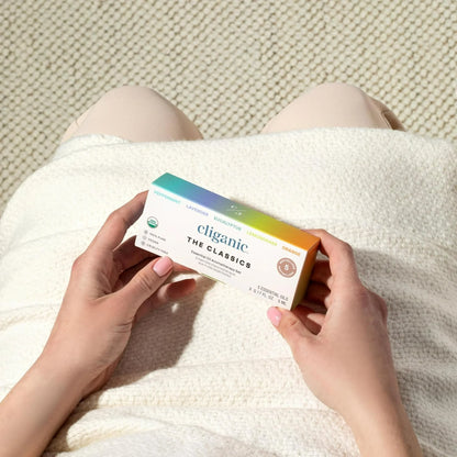 Person holding a box of eliganic The Classics on a textured surface